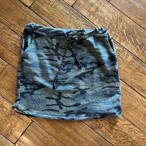 Sundry Camo Saturday Skirt - Picture 4 of 6